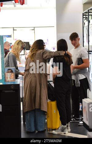 Milan, . 06 novembre 2023. Claudio Mangiarotti droits d'auteur Milan - maintenant âgé de 18 ans, Cristian Totti et sa copine Melissa Monti arrivent à Milan pour un voyage dans la métropole lombarde avec mère Ilary Blasi. Shopping à Sephora et hors train archives des compétitions Ph Claudio Mangiarotti crédit : Agence de photo indépendante/Alamy Live News Banque D'Images