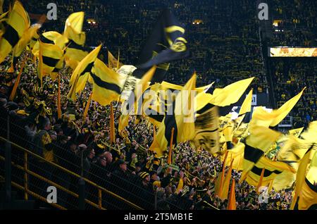 Bundesliga, signal Iduna Park Dortmund : Borussia Dortmund vs FC Bayern München ; fans de la BVB sur le stand Banque D'Images