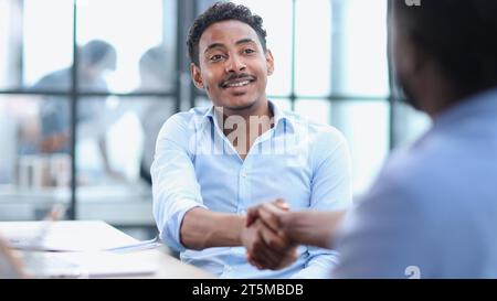 Professionnels d'affaires collaborant joyeusement dans un bureau moderne Banque D'Images