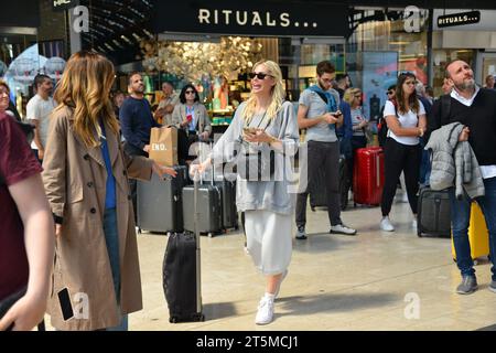 Milan, . 06 novembre 2023. Claudio Mangiarotti droits d'auteur Milan - maintenant âgé de 18 ans, Cristian Totti et sa copine Melissa Monti arrivent à Milan pour un voyage dans la métropole lombarde avec mère Ilary Blasi. Shopping à Sephora et hors train archives des compétitions Ph Claudio Mangiarotti crédit : Agence de photo indépendante/Alamy Live News Banque D'Images