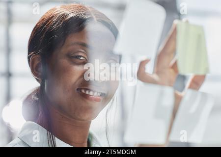 Les gens d'affaires brainstorming à l'aide de notes adhésives Banque D'Images