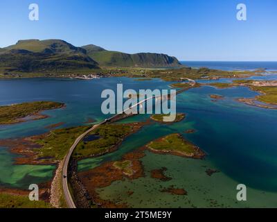 Vue aérienne des ponts Fredvang, Lofoten, Norvège. Ciel bleu clair. Mer tranquille et couleurs bleu profond. Banque D'Images