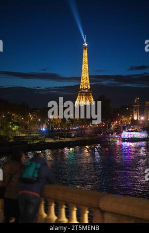 Paris, France. 05 novembre 2023. Une vue de la Tour Eiffel de nuit le 5 novembre 2023 à Paris, France. Photo de Lionel Urman/ABACAPRESS.COM crédit : Abaca Press/Alamy Live News Banque D'Images