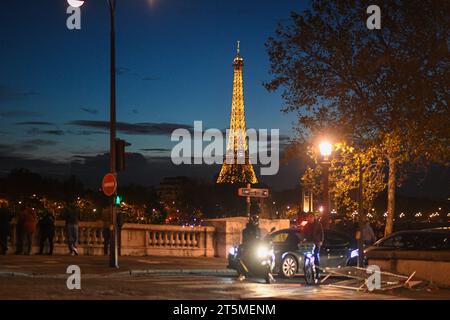 Paris, France. 05 novembre 2023. Une vue de la Tour Eiffel de nuit le 5 novembre 2023 à Paris, France. Photo de Lionel Urman/ABACAPRESS.COM crédit : Abaca Press/Alamy Live News Banque D'Images