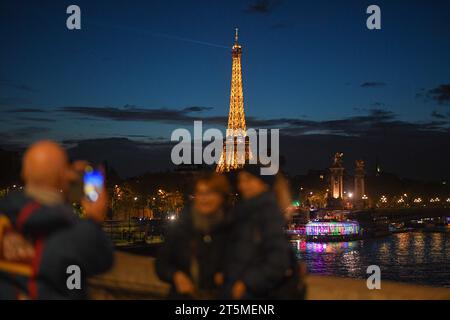 Paris, France. 05 novembre 2023. Une vue de la Tour Eiffel de nuit le 5 novembre 2023 à Paris, France. Photo de Lionel Urman/ABACAPRESS.COM crédit : Abaca Press/Alamy Live News Banque D'Images