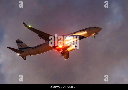 Vue en perspective basse d'un avion de passagers Boeing 737-958 ER d'El Al Airlines se préparant à atterrir la nuit Banque D'Images