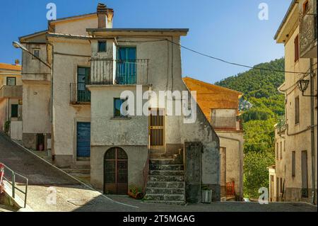 Maisons appuyées les unes contre les autres avec des ruelles étroites, de petites places et des marches dans la petite ville de montagne de San Biagio Saracinisco. Lazio Banque D'Images