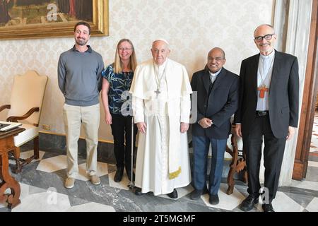 Vatican, Vatican. 06 novembre 2023. Italie, Rome, Vatican, 2023/11/6. Le Pape François lors d'une audience privée avec la délégation du mouvement Laudato si' au Vatican. Photographie par LES MÉDIAS DU VATICAN / presse catholique crédit photo : Agence de photo indépendante / Alamy Live News Banque D'Images