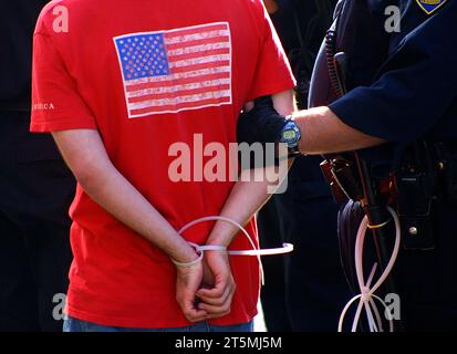 Manifestant arrêté lors d'un rassemblement anti-guerre à San Francisco, Californie. Banque D'Images