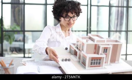 femme architecte designer examine la disposition de la maison Banque D'Images