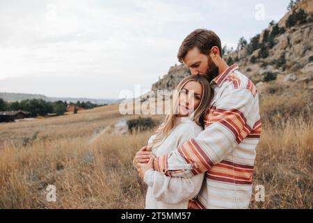 Maman et papa s'embrassent par un beau jour d'automne Banque D'Images