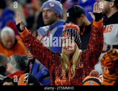 Cincinnati, États-Unis. 05 novembre 2023. Les fans de football encouragent leur équipe lors du match entre les Bills de Baffalo et les Bengals de Cincinnati au Paycor Stadium le dimanche 5 novembre 2023 à Cincinnati, Ohio. Photo de John Sommers II/UPI crédit : UPI/Alamy Live News Banque D'Images