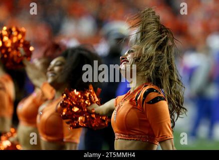 Cincinnati, États-Unis. 05 novembre 2023. Les cheerleaders des Bengals de Cincinnati encouragent leur équipe lors du match contre les Bills de Baffalo au Paycor Stadium le dimanche 5 novembre 2023 à Cincinnati, Ohio. Photo de John Sommers II/UPI crédit : UPI/Alamy Live News Banque D'Images