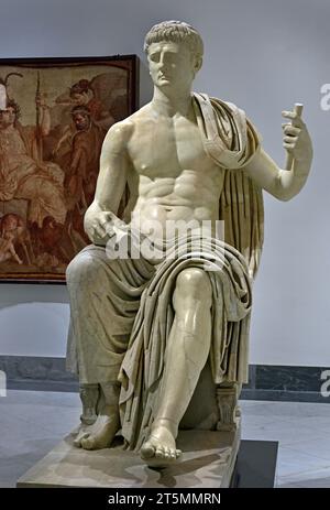 Statue intronisée colossale de l'empereur Claudius 10 BC - 54 AD règne 41-54 AD Herculanum, marbre Augusteum milieu du 1e siècle AD Musée archéologique national de Naples Italie. Banque D'Images