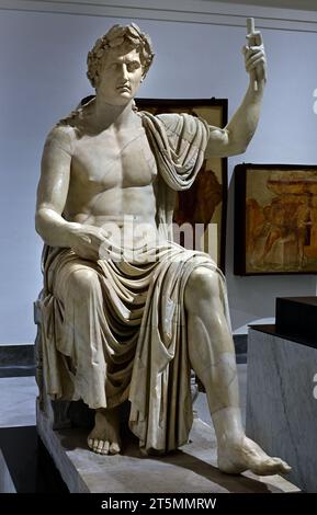 Statue colossale de l'empereur Auguste assis avec une couronne de Laurier. (Comme Jupiter ? ), 1e siècle. De l'Augusteum d'Herculanum Musée archéologique national de Naples Italie. Banque D'Images