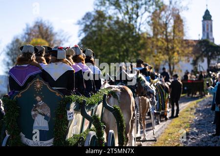 06 novembre 2023, Bavière, Bad Tölz : défilé des cavaliers et des calèches à la chapelle sur le Calvaire pendant la promenade Leonhardi à Bad Tölz. Photo : Lennart Preiss/dpa Banque D'Images