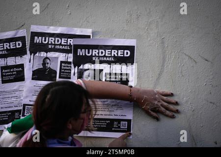 Mexique, Mexique. 05 novembre 2023. Les manifestants ont mis des affiches lors de la troisième manifestation massive en faveur de la Palestine. Près de dix mille personnes ont participé à la troisième manifestation massive au Mexique pour exiger un cessez-le-feu sur la bande de Gaza par Israël. Crédit : SOPA Images Limited/Alamy Live News Banque D'Images