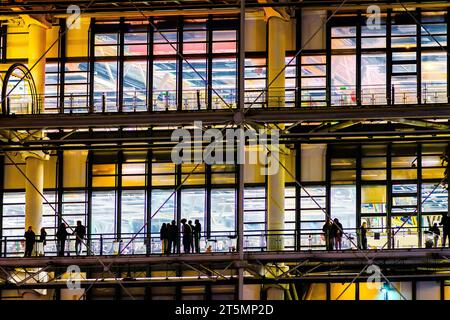 Structure extérieure et éclairage intérieur du musée national d'art moderne et galerie du Centre Pompidou, la nuit - Paris 4, France. Banque D'Images