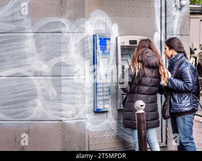 La poste (bureau de poste français) distributeur de billets vandalisé avec de la peinture blanche en spray - Belleville, Paris 20, France. Banque D'Images