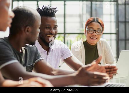 un mentor donne des conseils sur les transactions financières à l'aide d'un ordinateur portable Banque D'Images