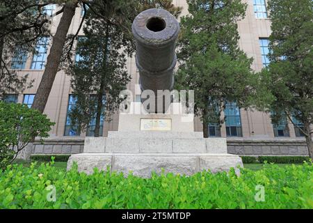 Pékin - 28 juin 2019 : le canon de fer a été monté sur une base rocheuse, Musée militaire révolutionnaire du peuple chinois, Pékin, Chine Banque D'Images