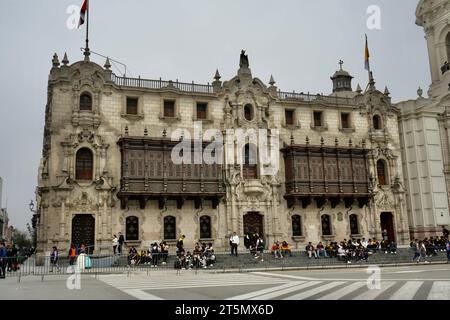 Le palais archevêque de Lima sur la place principale. Lima, Pérou, 3 octobre 2023. Banque D'Images