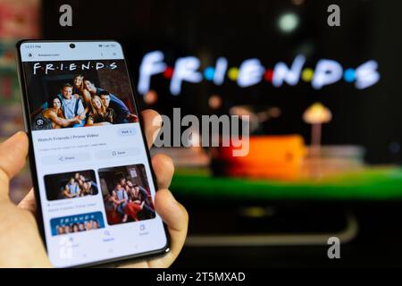 Belgrade, Serbie - 30 OCTOBRE 2023 : regarder l'émission de télévision des amis sur Amazon Prime via smartphone. Sitcom populaire de la télévision comique américaine des années 1990 Banque D'Images