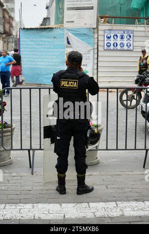 Officier de police en patrouille dans le centre-ville de Lima. Lima, Pérou, 3 octobre 2023. Banque D'Images