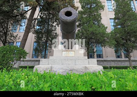 Pékin - 28 juin 2019 : le canon de fer a été monté sur une base rocheuse, Musée militaire révolutionnaire du peuple chinois, Pékin, Chine Banque D'Images