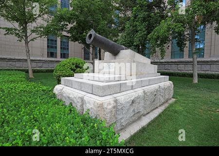 Pékin - 28 juin 2019 : le canon de fer a été monté sur une base rocheuse, Musée militaire révolutionnaire du peuple chinois, Pékin, Chine Banque D'Images