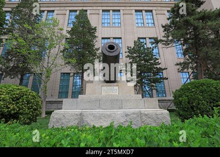 Pékin - 28 juin 2019 : le canon de fer a été monté sur une base rocheuse, Musée militaire révolutionnaire du peuple chinois, Pékin, Chine Banque D'Images