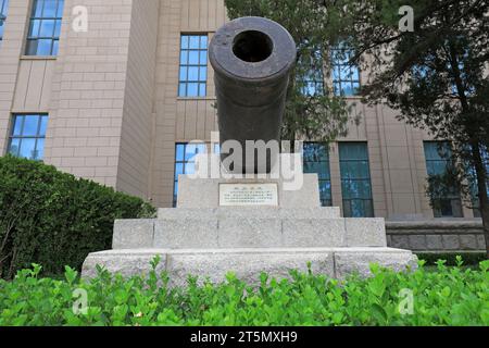 Pékin - 28 juin 2019 : le canon de fer a été monté sur une base rocheuse, Musée militaire révolutionnaire du peuple chinois, Pékin, Chine Banque D'Images