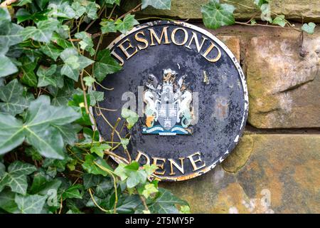 Panneau à l'entrée de Jesmond Dene - un grand parc public dans la ville de Newcastle upon Tyne, Royaume-Uni Banque D'Images