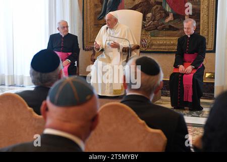 Vatican, Vatican. 06 novembre 2023. Italie, Rome, Vatican, 2023/11/6. Le Pape François reçoit en audience privée la délégation de la Conférence des Rabbins d'Europe au Vatican . Photographie par LES MÉDIAS DU VATICAN / presse catholique crédit photo : Agence de photo indépendante / Alamy Live News Banque D'Images