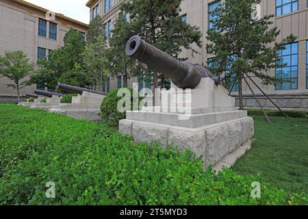 Pékin - 28 juin 2019 : le canon de fer a été monté sur une base rocheuse, Musée militaire révolutionnaire du peuple chinois, Pékin, Chine Banque D'Images