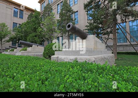 Pékin - 28 juin 2019 : le canon de fer a été monté sur une base rocheuse, Musée militaire révolutionnaire du peuple chinois, Pékin, Chine Banque D'Images