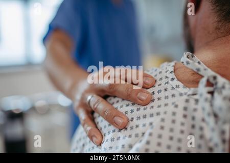 Gros plan d'un médecin aidant à apaiser un patient inquiet en surpoids, discutant du résultat du test à la salle d'urgence. Maladies et maladies de l'âge moyen Banque D'Images