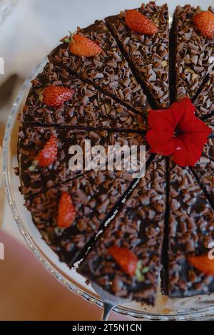 Yop View.Close-up de gâteau au chocolat avec des fraises et des morceaux de chocolat. Cuisine maison. Banque D'Images