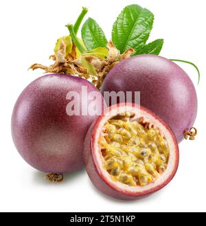 Fruits de la passion violet foncé et c'est la moitié avec seedly intérieur sur fond blanc. Banque D'Images