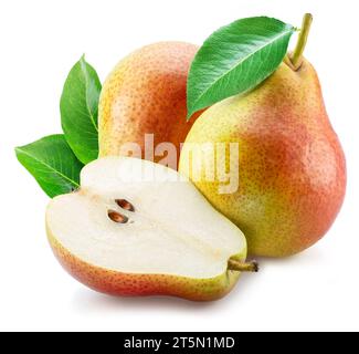 Poires et moitié de poire avec des feuilles vertes isolées sur fond blanc. Banque D'Images
