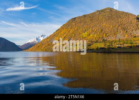 Superbe paysage du fjord Hjorundfjorden à Urke, Norvège, Scandinavie, Europe en octobre Banque D'Images