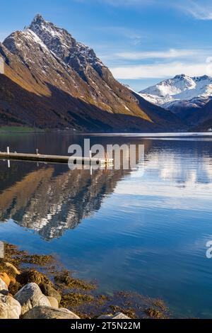 Paysage magnifique avec des montagnes et des reflets de Hjorundfjorden fjord Hjorundfjordn à Urke, Norvège, Scandinavie, Europe en octobre Banque D'Images