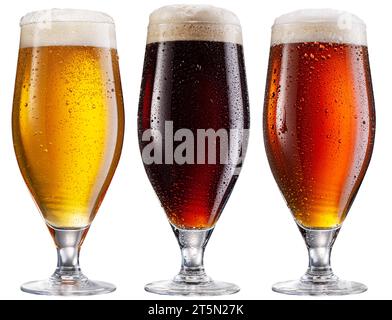 Collection de verres à bière tulipe et différents types de bière isolés sur fond blanc. Le fichier contient des chemins de détourage. Banque D'Images