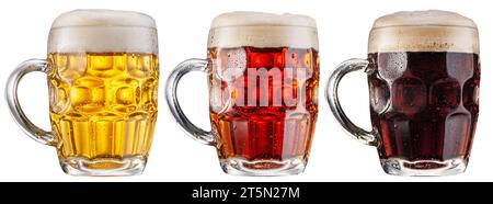 Collection mug verres à bière et différents types de bière isolés sur fond blanc. Le fichier contient des chemins de détourage. Banque D'Images