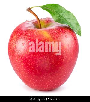 Pomme rouge mûre parfaite recouverte de petites gouttes d'eau sur fond blanc. Banque D'Images