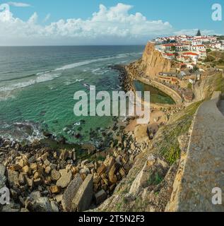 Vue magnifique sur Azenhas do Mar, petite ville à l'océan Atlantique côte.Municipalité de Sintra, Portugal. Banque D'Images