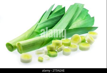 Tiges de poireau vert frais et anneaux de poireau isolés sur fond blanc. Banque D'Images