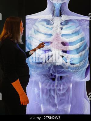 SOUS EMBARGO JUSQU'AU MAR 7 NOVEMBRE 00.01AM LONDRES, ROYAUME-UNI. 06 novembre 2023. Le personnel du musée avec l'affichage. Le nouveau Virtual Heart Display est un modèle virtuel complexe à grande échelle d'un cœur humain créé par le Dr Jazmin Aguado Sierra, le premier scientifique à modéliser son cœur en utilisant ses propres données. Le processus marque une étape majeure pour la recherche. L'exposition se trouve dans la galerie des ingénieurs à partir de novembre 7. Crédit : Imageplotter/Alamy Live News Banque D'Images