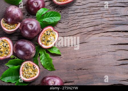 Fruits de la passion pourpre foncé et c'est moitié avec l'intérieur de la décoration sur une table en bois. Banque D'Images