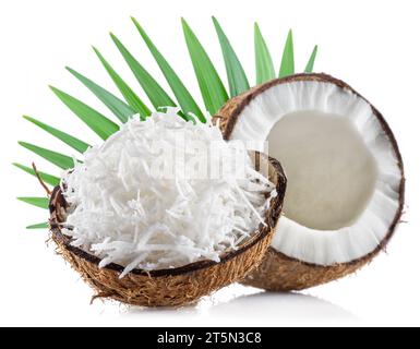 Noix de coco craquelée et viande de noix de coco râpée isolée sur fond blanc. Banque D'Images